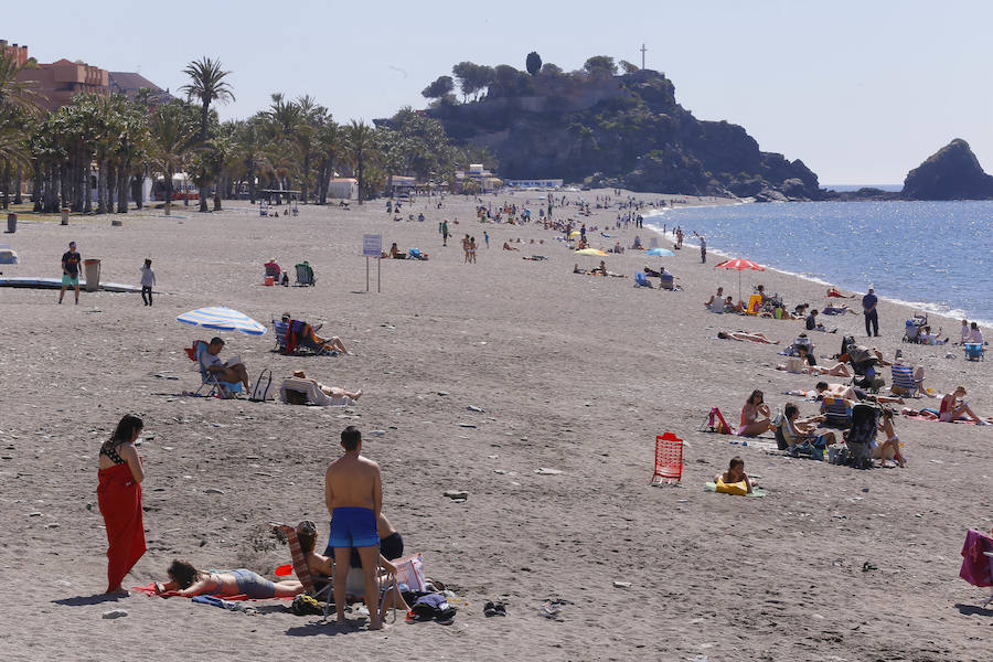 Las playas granadinas ya han estrenado la temporada con los primeros bañistas. A pesar de los estragos del pasado temporal, se han mejorado las expectativas. 