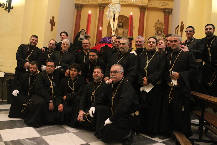 La cofradía del Cristo de la Expiración procesiona de madrugada por el centro sexitano