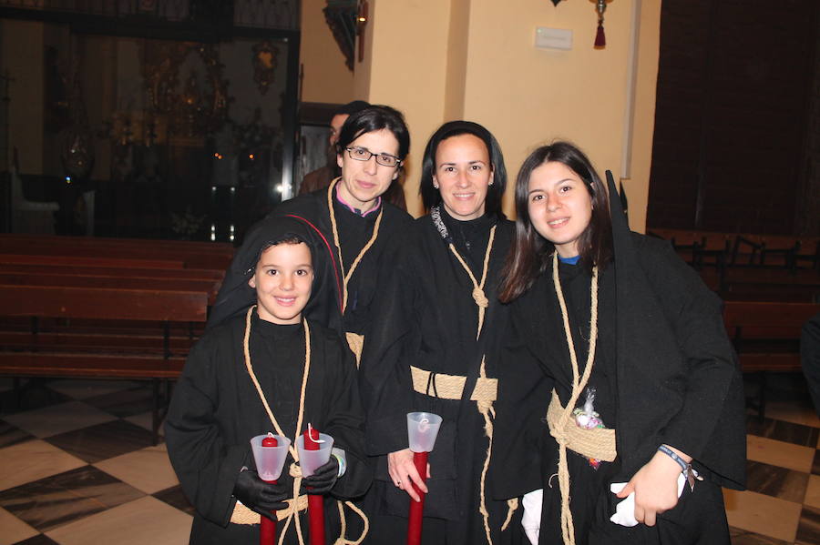 La cofradía del Cristo de la Expiración procesiona de madrugada por el centro sexitano