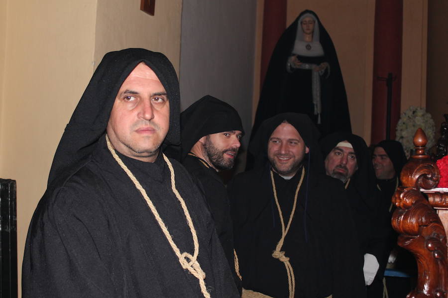 La cofradía del Cristo de la Expiración procesiona de madrugada por el centro sexitano