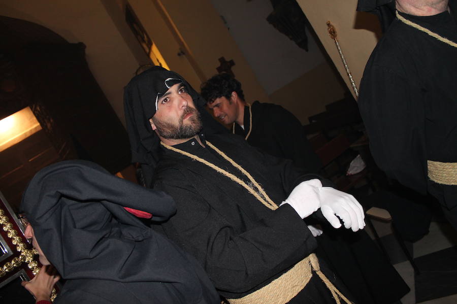 La cofradía del Cristo de la Expiración procesiona de madrugada por el centro sexitano