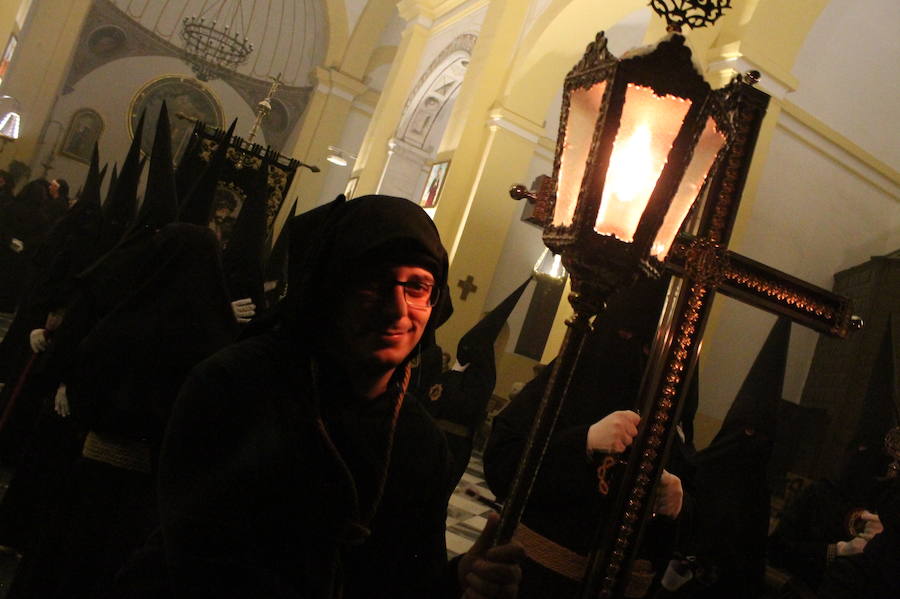 La cofradía del Cristo de la Expiración procesiona de madrugada por el centro sexitano