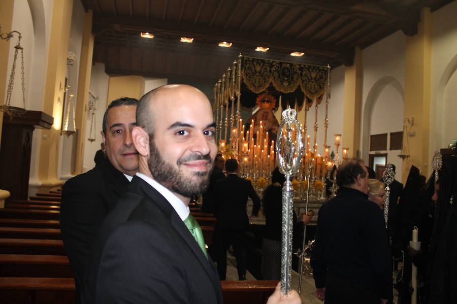 Más de 800 personas abarrotaron el interior del templo de El Salvador, pasadas las siete de la tarde del Jueves Santo, entre los cortejos del Cristo de la Buena Muerte, María Santísima de la Amargura y San Juan Evangelista, y la cofradía de Nuestra Señora de la Esperanza