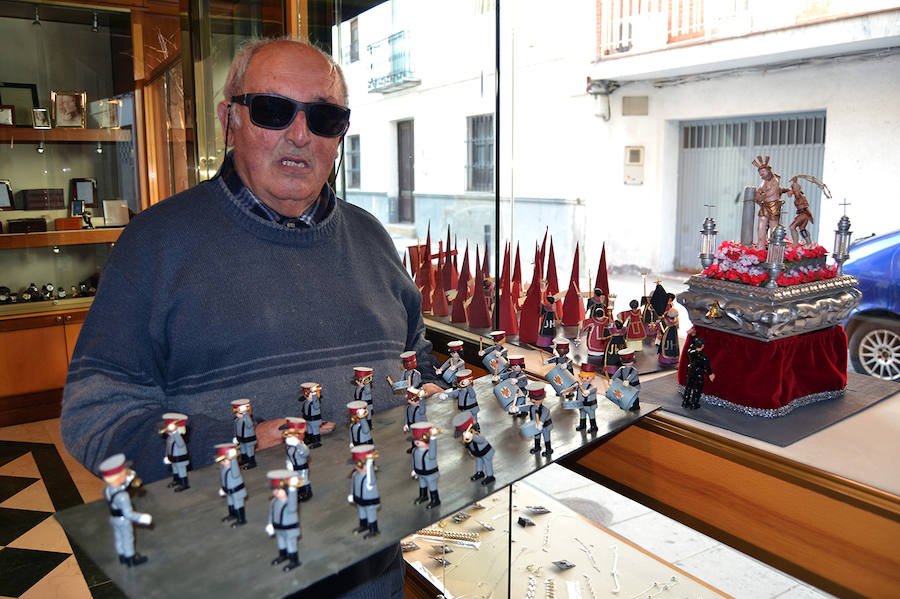 Desde hornazos, a reproducciones en miniatura de la Semana Santa, la provincia esconde tradiciones poco conocida para estos días.