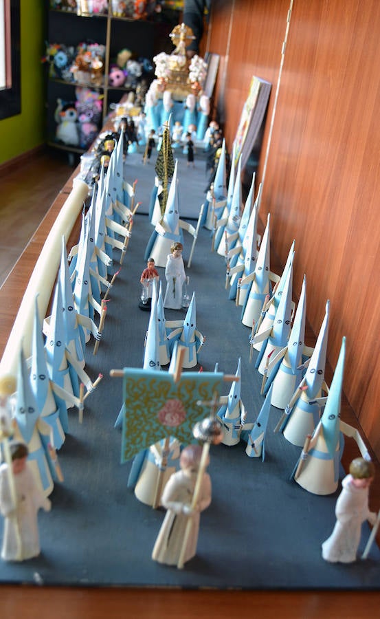 Desde hornazos, a reproducciones en miniatura de la Semana Santa, la provincia esconde tradiciones poco conocida para estos días.