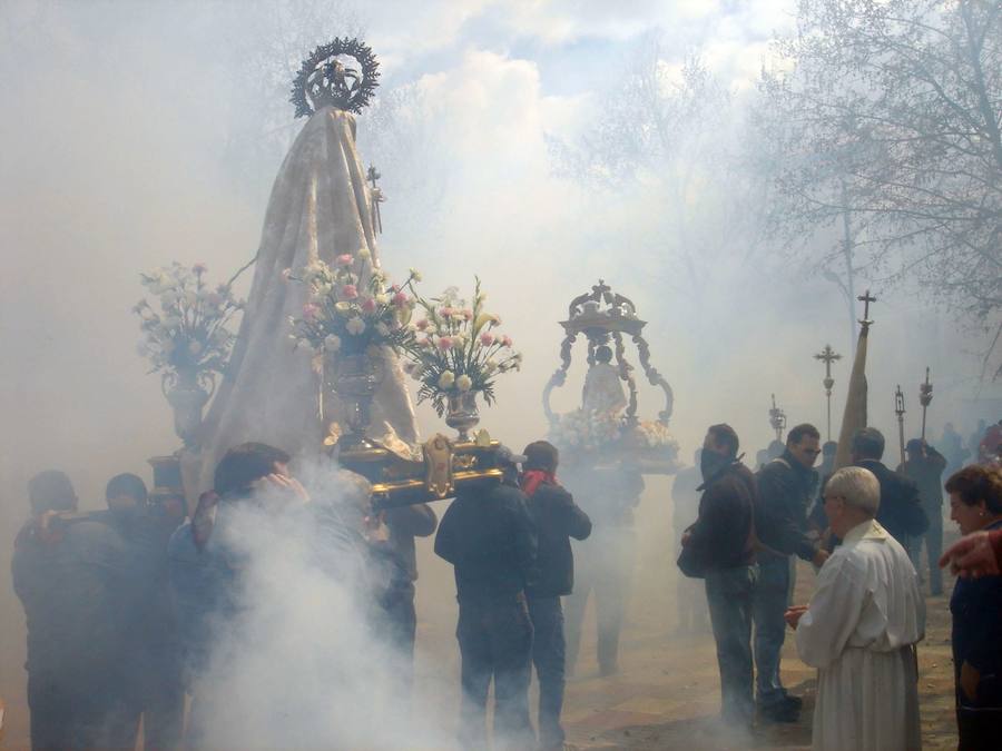 Desde hornazos, a reproducciones en miniatura de la Semana Santa, la provincia esconde tradiciones poco conocida para estos días.