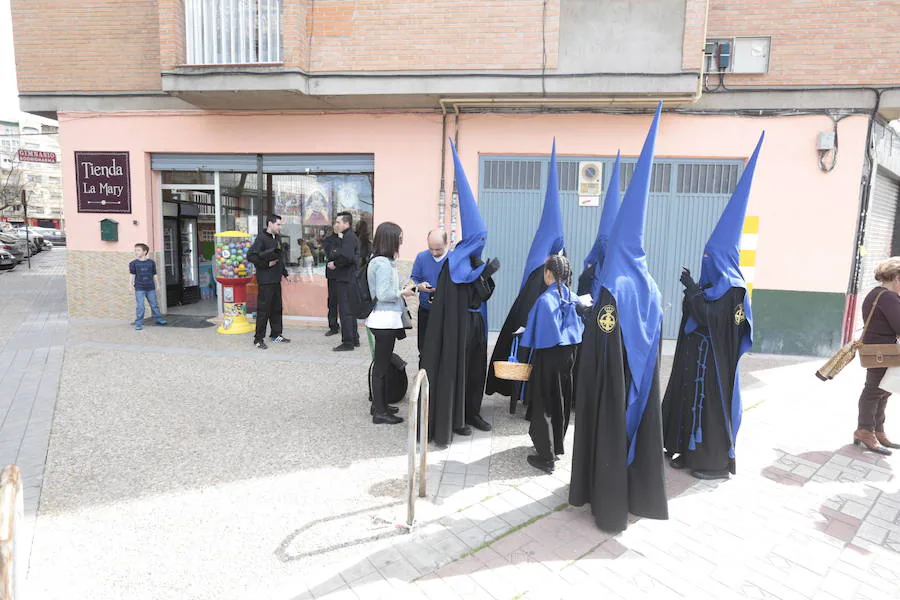 La Real Cofradía de Penitencia del Santísimo Cristo de la Redención y Nuestra Señora de la Salud recorre el Zaidín entre vítores 