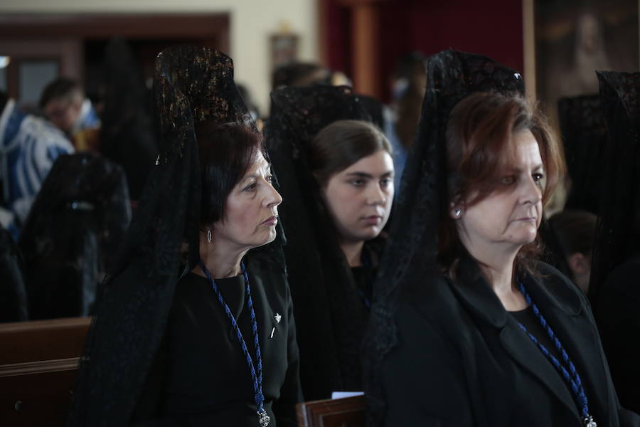 La Real Cofradía de Penitencia del Santísimo Cristo de la Redención y Nuestra Señora de la Salud recorre el Zaidín entre vítores 