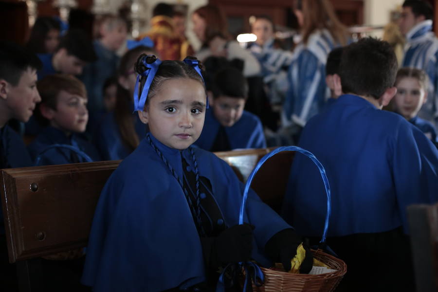 La Real Cofradía de Penitencia del Santísimo Cristo de la Redención y Nuestra Señora de la Salud recorre el Zaidín entre vítores 