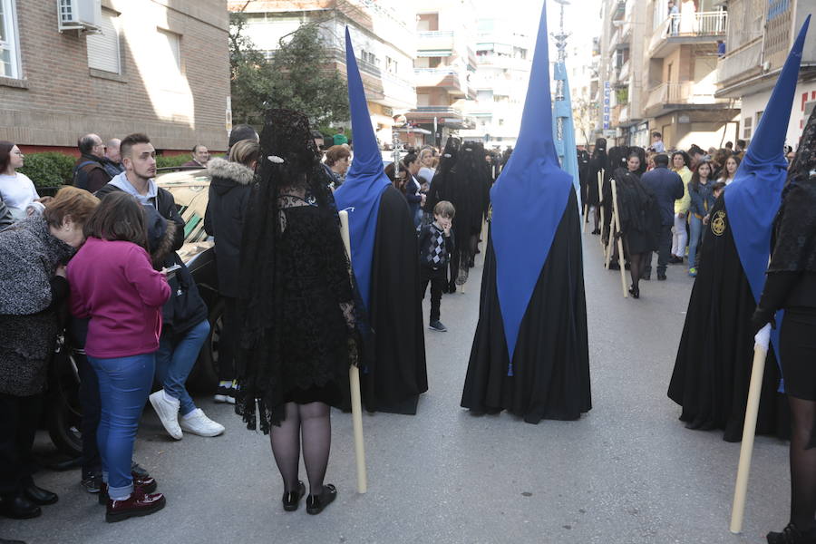 La Real Cofradía de Penitencia del Santísimo Cristo de la Redención y Nuestra Señora de la Salud recorre el Zaidín entre vítores 