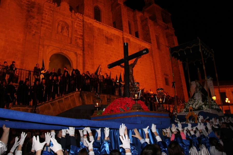 Fotos: Los niños de Íllora rezan al Cristo de la Juventud