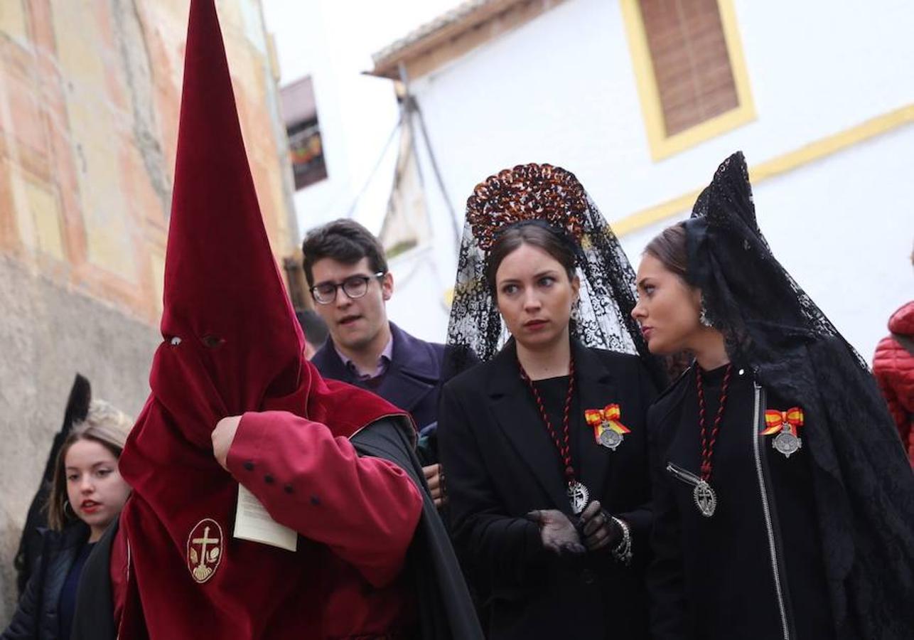 Estrenan guión de la juventud, (diseñado por Martínez Hurtado), el enriquecimiento de la faldilla de la cruz parroquial (trabajo del taller de bordado de la cofradía), remate del guión de la hermandad, (que representa el monumento del Señor de los Favores del Campo del Príncipe) y restauración de piezas de orfebrería. 