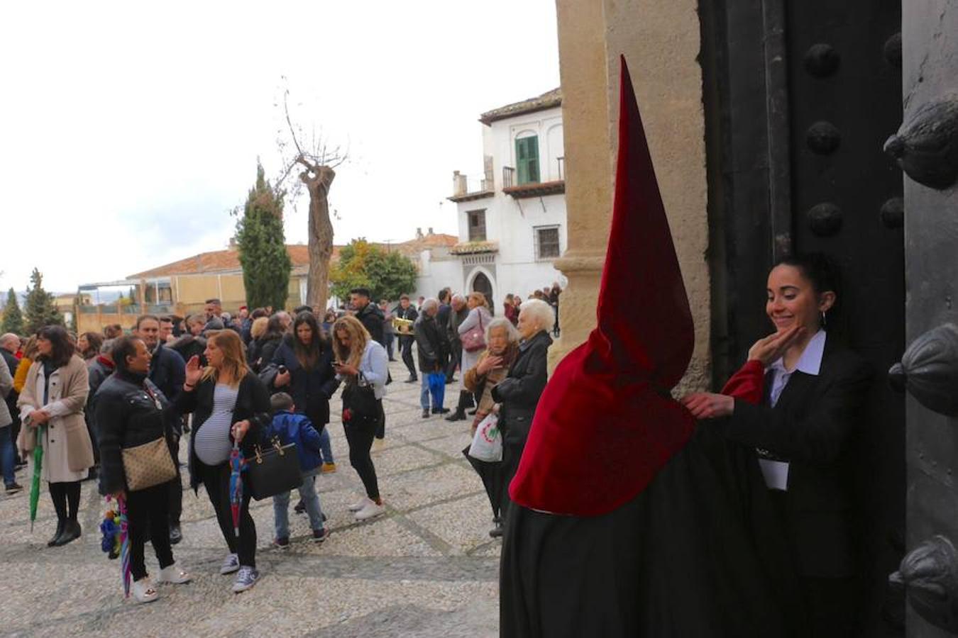 Estrenan guión de la juventud, (diseñado por Martínez Hurtado), el enriquecimiento de la faldilla de la cruz parroquial (trabajo del taller de bordado de la cofradía), remate del guión de la hermandad, (que representa el monumento del Señor de los Favores del Campo del Príncipe) y restauración de piezas de orfebrería. 