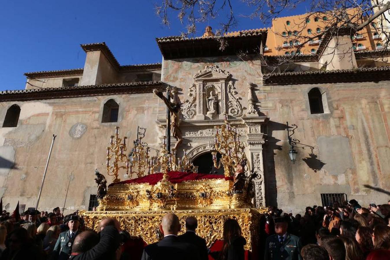 Estrenan guión de la juventud, (diseñado por Martínez Hurtado), el enriquecimiento de la faldilla de la cruz parroquial (trabajo del taller de bordado de la cofradía), remate del guión de la hermandad, (que representa el monumento del Señor de los Favores del Campo del Príncipe) y restauración de piezas de orfebrería. 