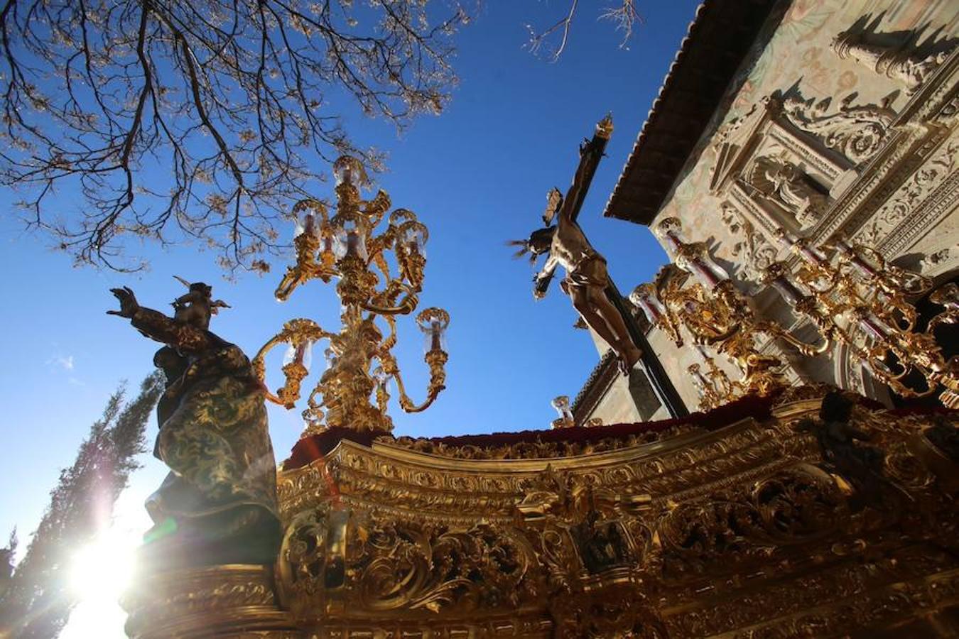 Estrenan guión de la juventud, (diseñado por Martínez Hurtado), el enriquecimiento de la faldilla de la cruz parroquial (trabajo del taller de bordado de la cofradía), remate del guión de la hermandad, (que representa el monumento del Señor de los Favores del Campo del Príncipe) y restauración de piezas de orfebrería. 