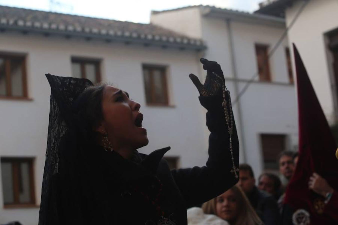 Estrenan guión de la juventud, (diseñado por Martínez Hurtado), el enriquecimiento de la faldilla de la cruz parroquial (trabajo del taller de bordado de la cofradía), remate del guión de la hermandad, (que representa el monumento del Señor de los Favores del Campo del Príncipe) y restauración de piezas de orfebrería. 