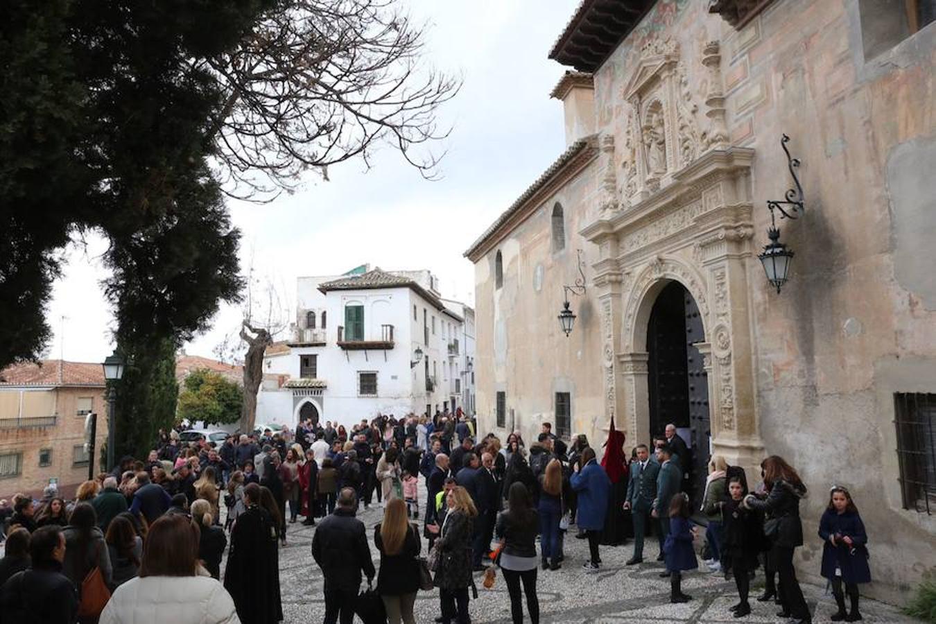 Estrenan guión de la juventud, (diseñado por Martínez Hurtado), el enriquecimiento de la faldilla de la cruz parroquial (trabajo del taller de bordado de la cofradía), remate del guión de la hermandad, (que representa el monumento del Señor de los Favores del Campo del Príncipe) y restauración de piezas de orfebrería. 