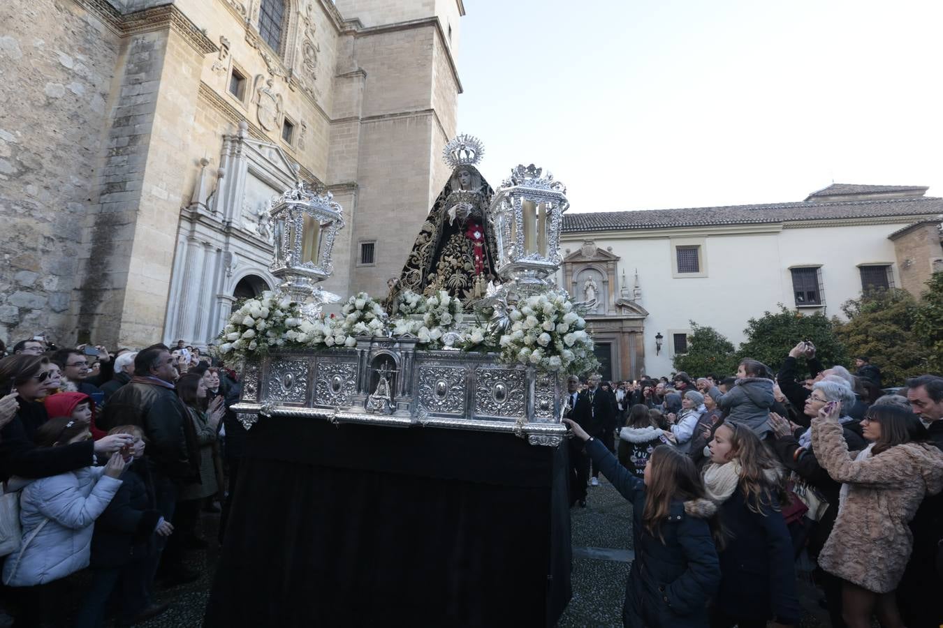 La hermandad de la Soledad de San Jerónimo, la que se conoce popularmente con el nombre de 'Las Chías', estrena este año un nuevo guión de la corporación, que ha sido bordado por Jesús Arco siguiendo el diseño realizado por Álvaro Abril Vela y que incorpora una pintura de Juan Díaz Losada.