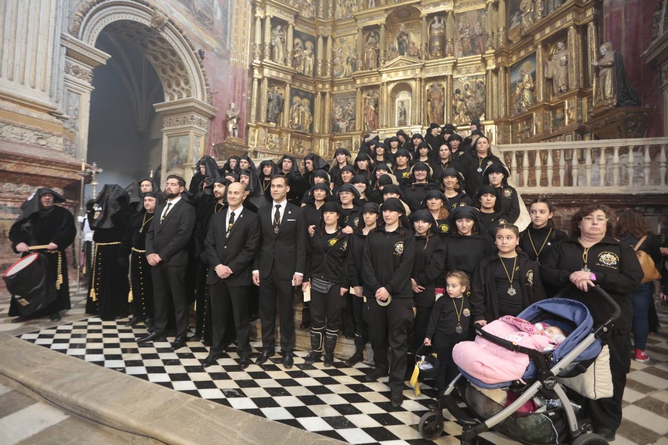 La hermandad de la Soledad de San Jerónimo, la que se conoce popularmente con el nombre de 'Las Chías', estrena este año un nuevo guión de la corporación, que ha sido bordado por Jesús Arco siguiendo el diseño realizado por Álvaro Abril Vela y que incorpora una pintura de Juan Díaz Losada.