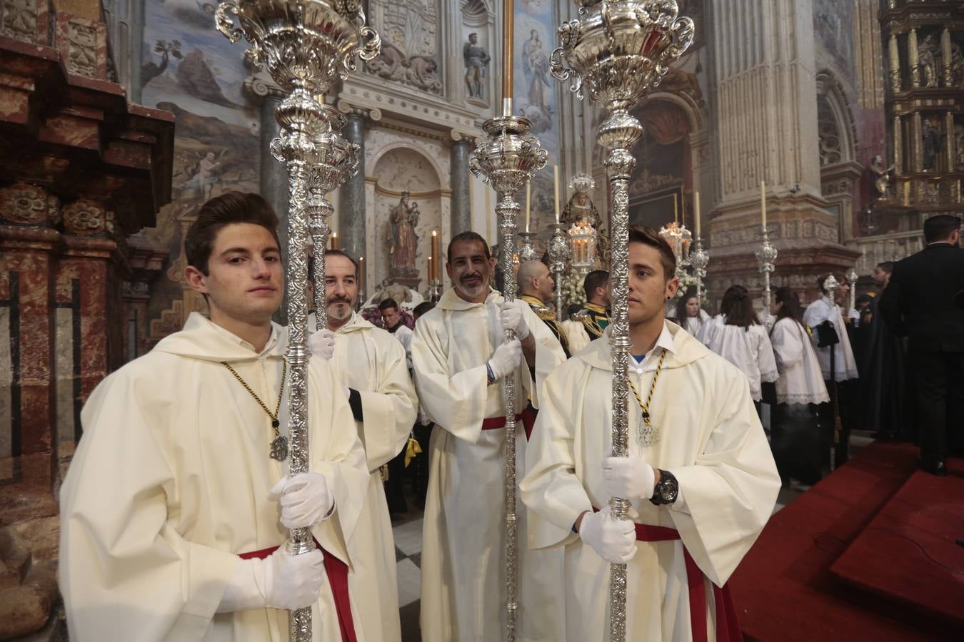 La hermandad de la Soledad de San Jerónimo, la que se conoce popularmente con el nombre de 'Las Chías', estrena este año un nuevo guión de la corporación, que ha sido bordado por Jesús Arco siguiendo el diseño realizado por Álvaro Abril Vela y que incorpora una pintura de Juan Díaz Losada.