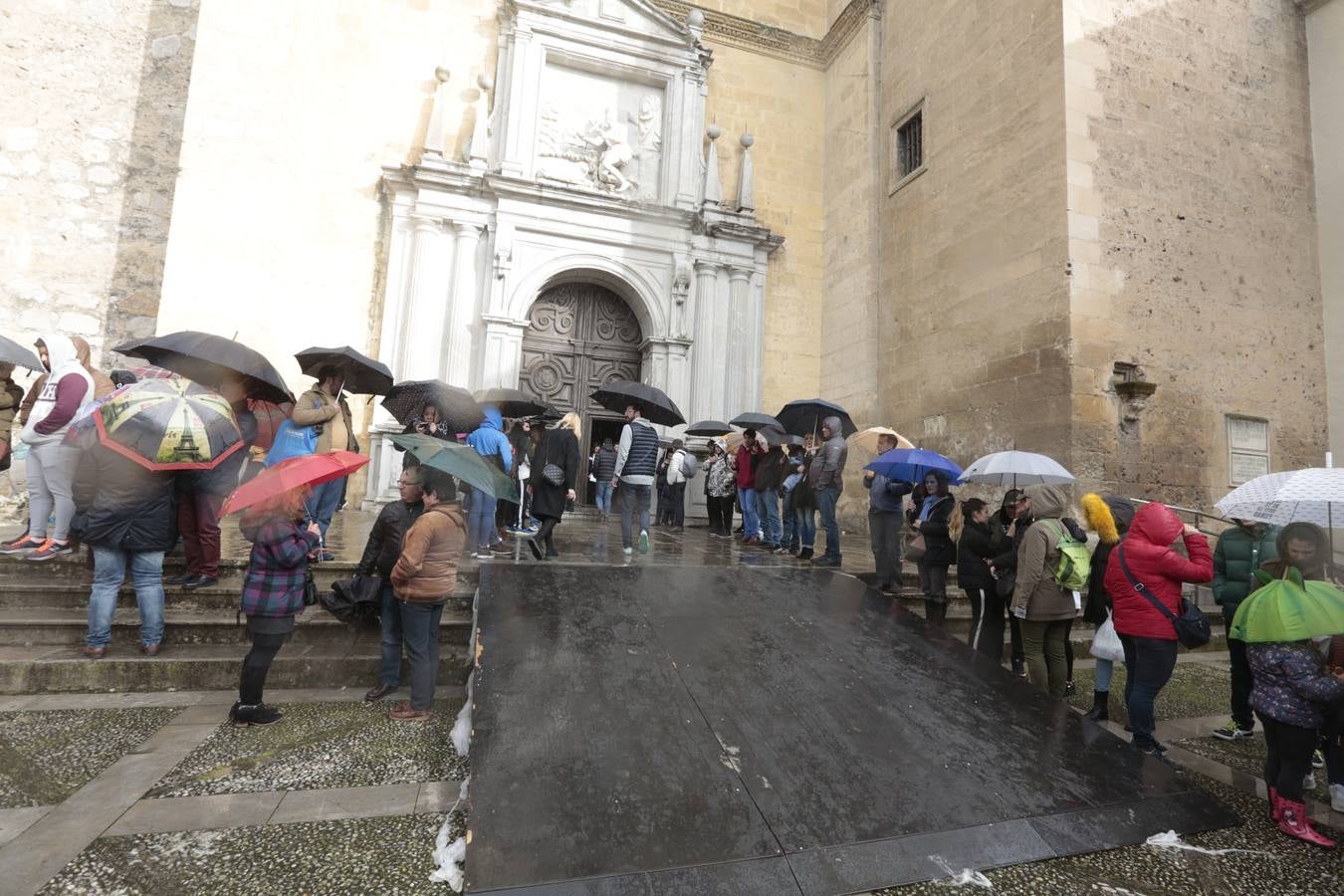 La hermandad de la Soledad de San Jerónimo, la que se conoce popularmente con el nombre de 'Las Chías', estrena este año un nuevo guión de la corporación, que ha sido bordado por Jesús Arco siguiendo el diseño realizado por Álvaro Abril Vela y que incorpora una pintura de Juan Díaz Losada.