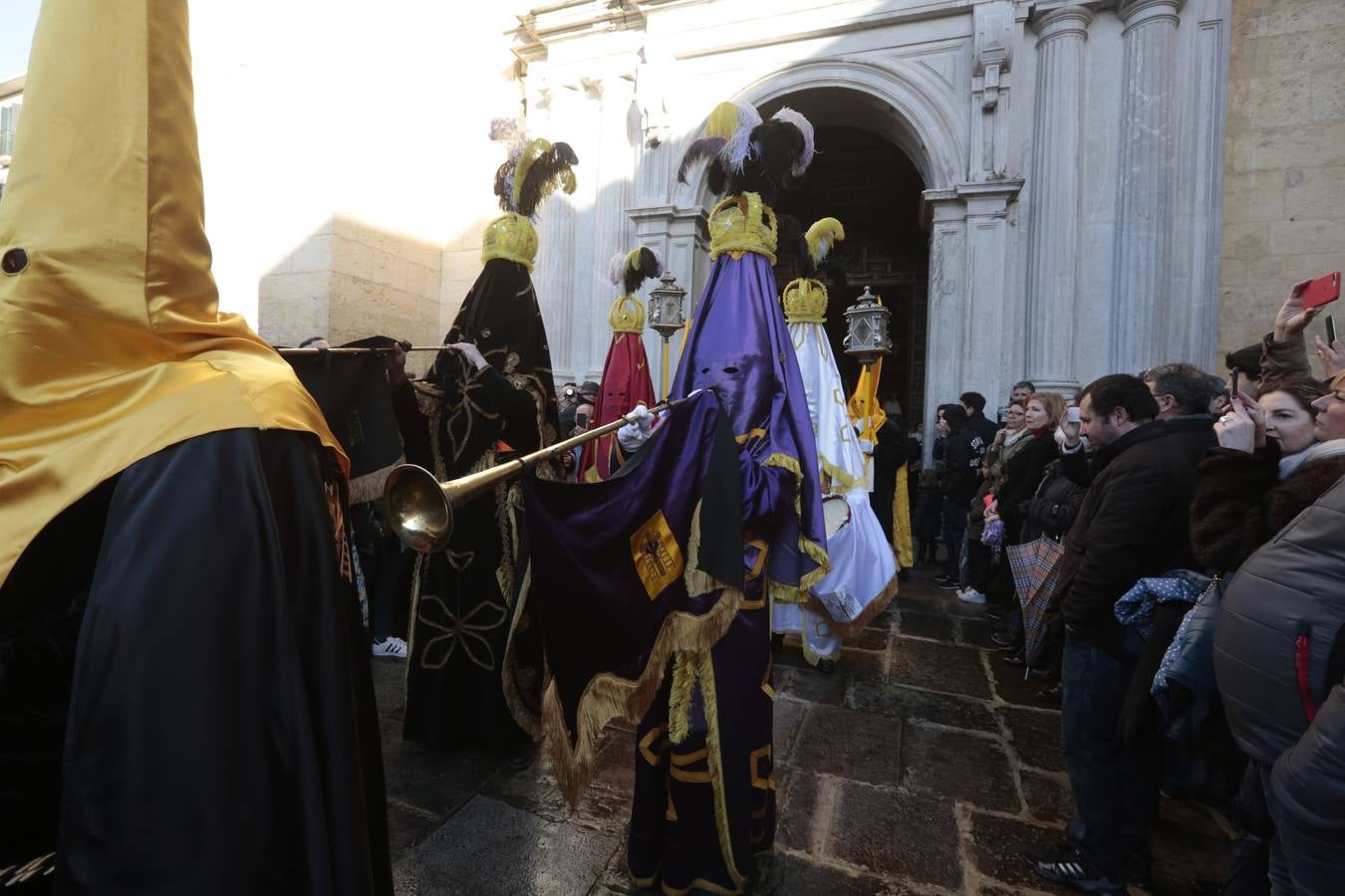 La hermandad de la Soledad de San Jerónimo, la que se conoce popularmente con el nombre de 'Las Chías', estrena este año un nuevo guión de la corporación, que ha sido bordado por Jesús Arco siguiendo el diseño realizado por Álvaro Abril Vela y que incorpora una pintura de Juan Díaz Losada.