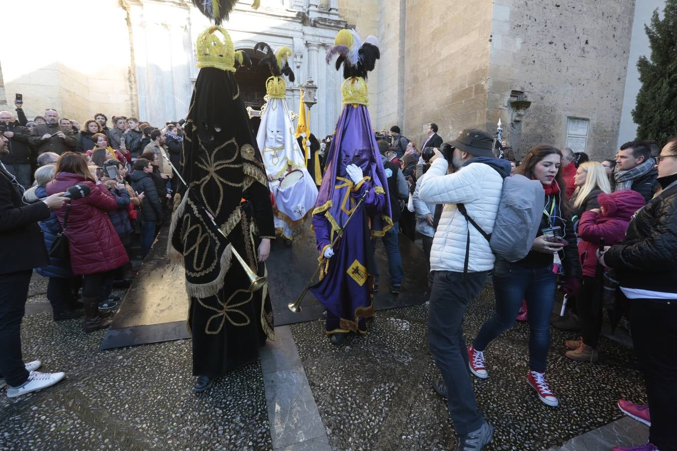 La hermandad de la Soledad de San Jerónimo, la que se conoce popularmente con el nombre de 'Las Chías', estrena este año un nuevo guión de la corporación, que ha sido bordado por Jesús Arco siguiendo el diseño realizado por Álvaro Abril Vela y que incorpora una pintura de Juan Díaz Losada.