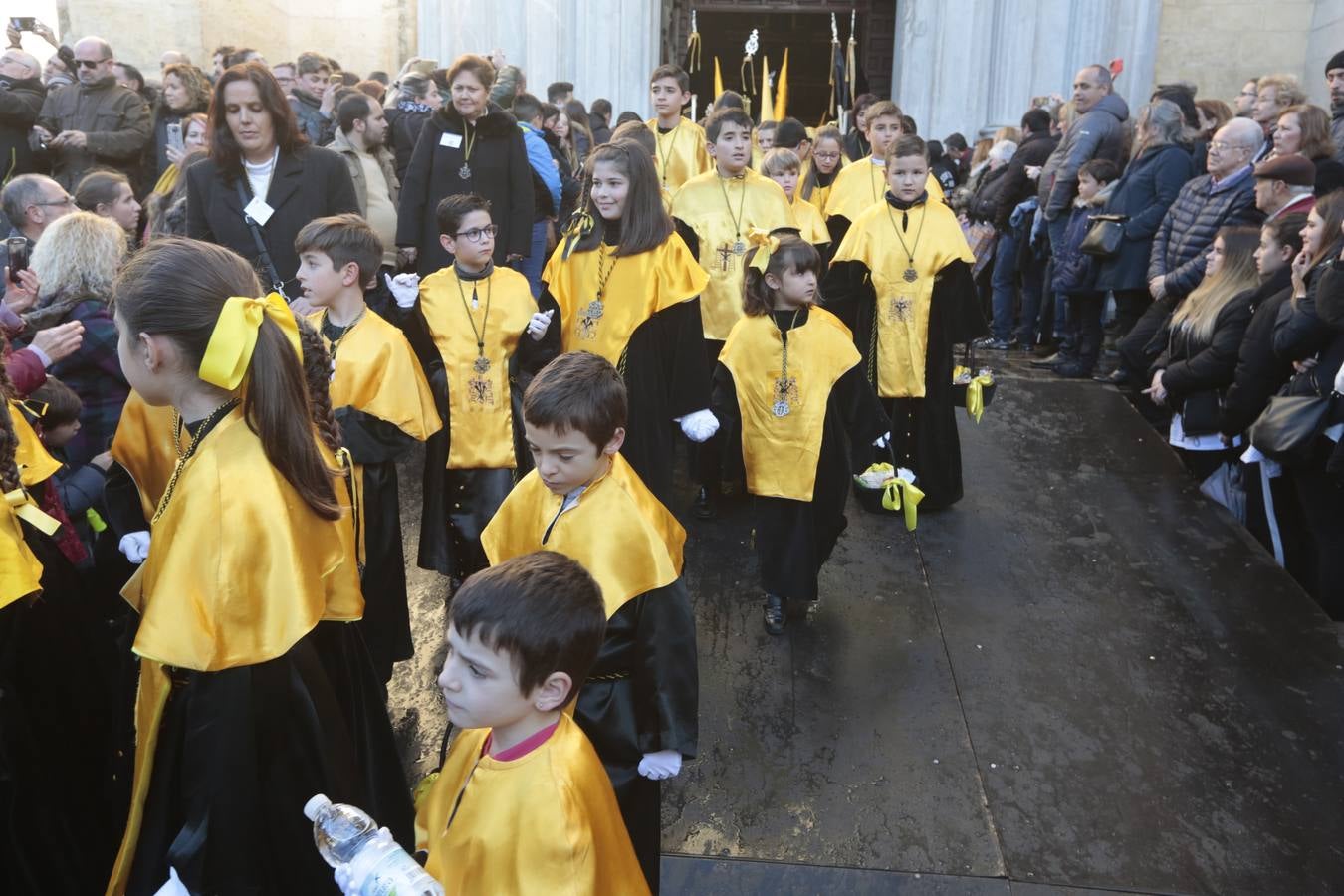 La hermandad de la Soledad de San Jerónimo, la que se conoce popularmente con el nombre de 'Las Chías', estrena este año un nuevo guión de la corporación, que ha sido bordado por Jesús Arco siguiendo el diseño realizado por Álvaro Abril Vela y que incorpora una pintura de Juan Díaz Losada.