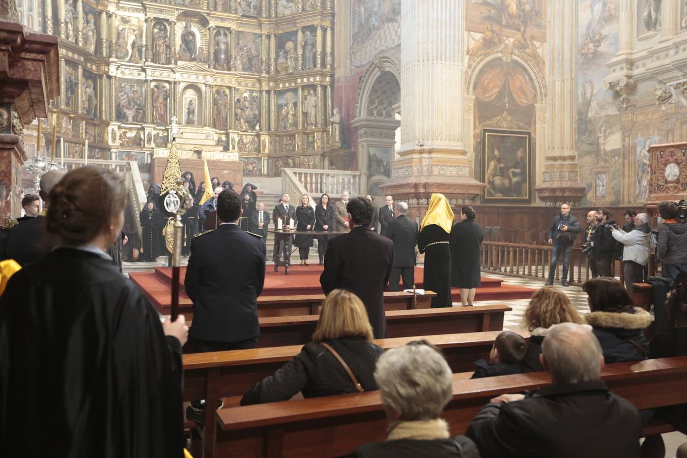 La hermandad de la Soledad de San Jerónimo, la que se conoce popularmente con el nombre de 'Las Chías', estrena este año un nuevo guión de la corporación, que ha sido bordado por Jesús Arco siguiendo el diseño realizado por Álvaro Abril Vela y que incorpora una pintura de Juan Díaz Losada.