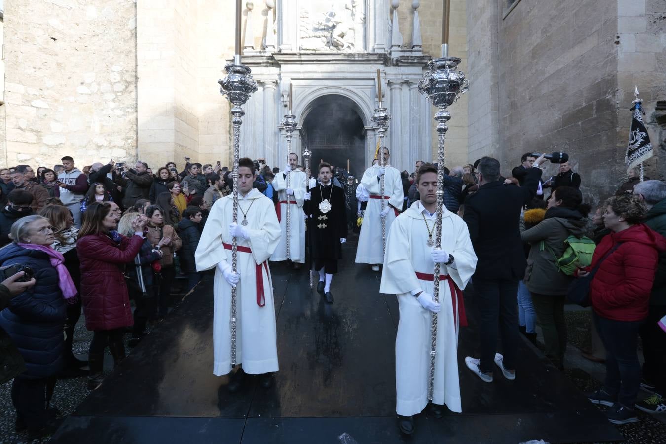 La hermandad de la Soledad de San Jerónimo, la que se conoce popularmente con el nombre de 'Las Chías', estrena este año un nuevo guión de la corporación, que ha sido bordado por Jesús Arco siguiendo el diseño realizado por Álvaro Abril Vela y que incorpora una pintura de Juan Díaz Losada.