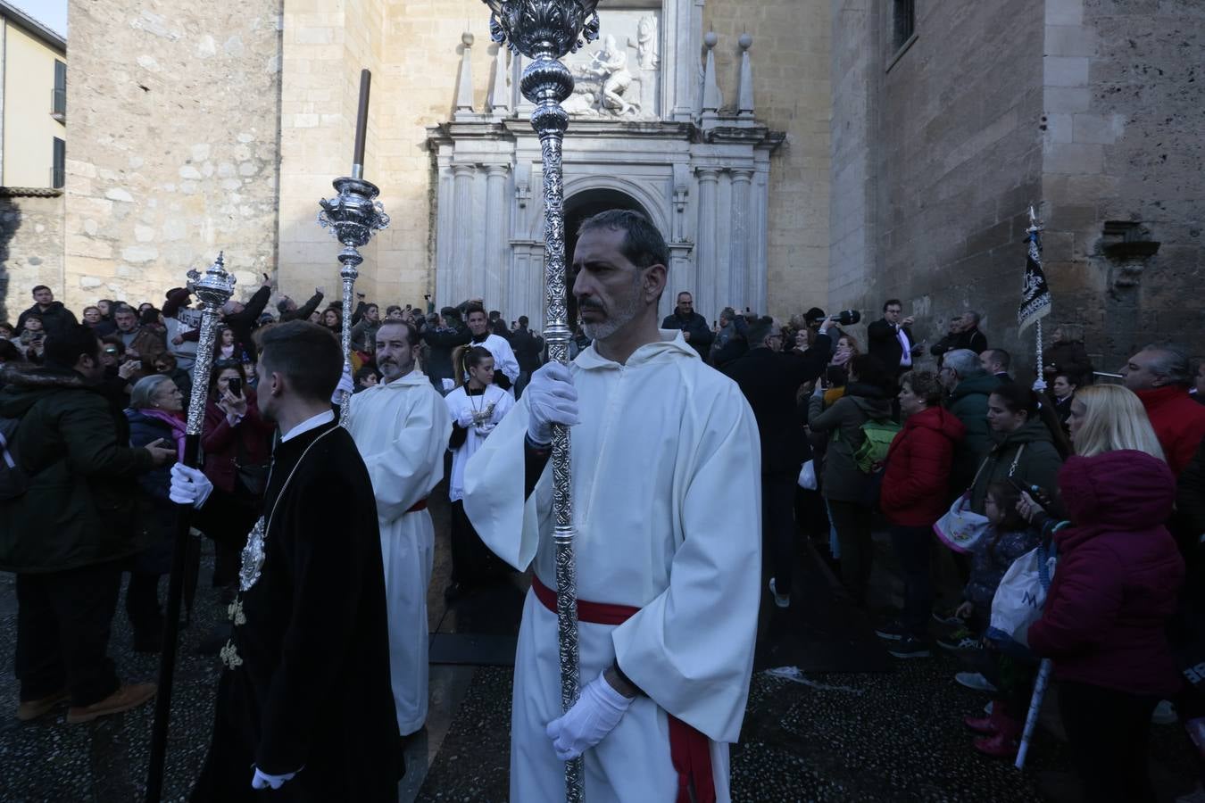 La hermandad de la Soledad de San Jerónimo, la que se conoce popularmente con el nombre de 'Las Chías', estrena este año un nuevo guión de la corporación, que ha sido bordado por Jesús Arco siguiendo el diseño realizado por Álvaro Abril Vela y que incorpora una pintura de Juan Díaz Losada.