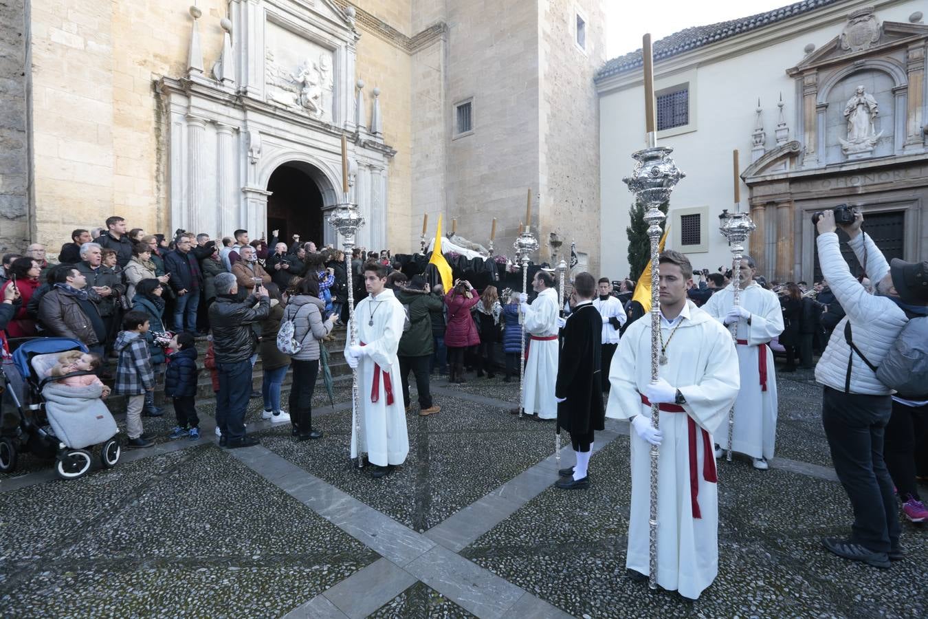 La hermandad de la Soledad de San Jerónimo, la que se conoce popularmente con el nombre de 'Las Chías', estrena este año un nuevo guión de la corporación, que ha sido bordado por Jesús Arco siguiendo el diseño realizado por Álvaro Abril Vela y que incorpora una pintura de Juan Díaz Losada.