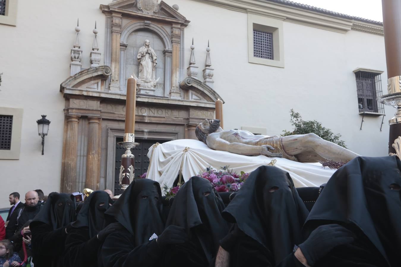 La hermandad de la Soledad de San Jerónimo, la que se conoce popularmente con el nombre de 'Las Chías', estrena este año un nuevo guión de la corporación, que ha sido bordado por Jesús Arco siguiendo el diseño realizado por Álvaro Abril Vela y que incorpora una pintura de Juan Díaz Losada.