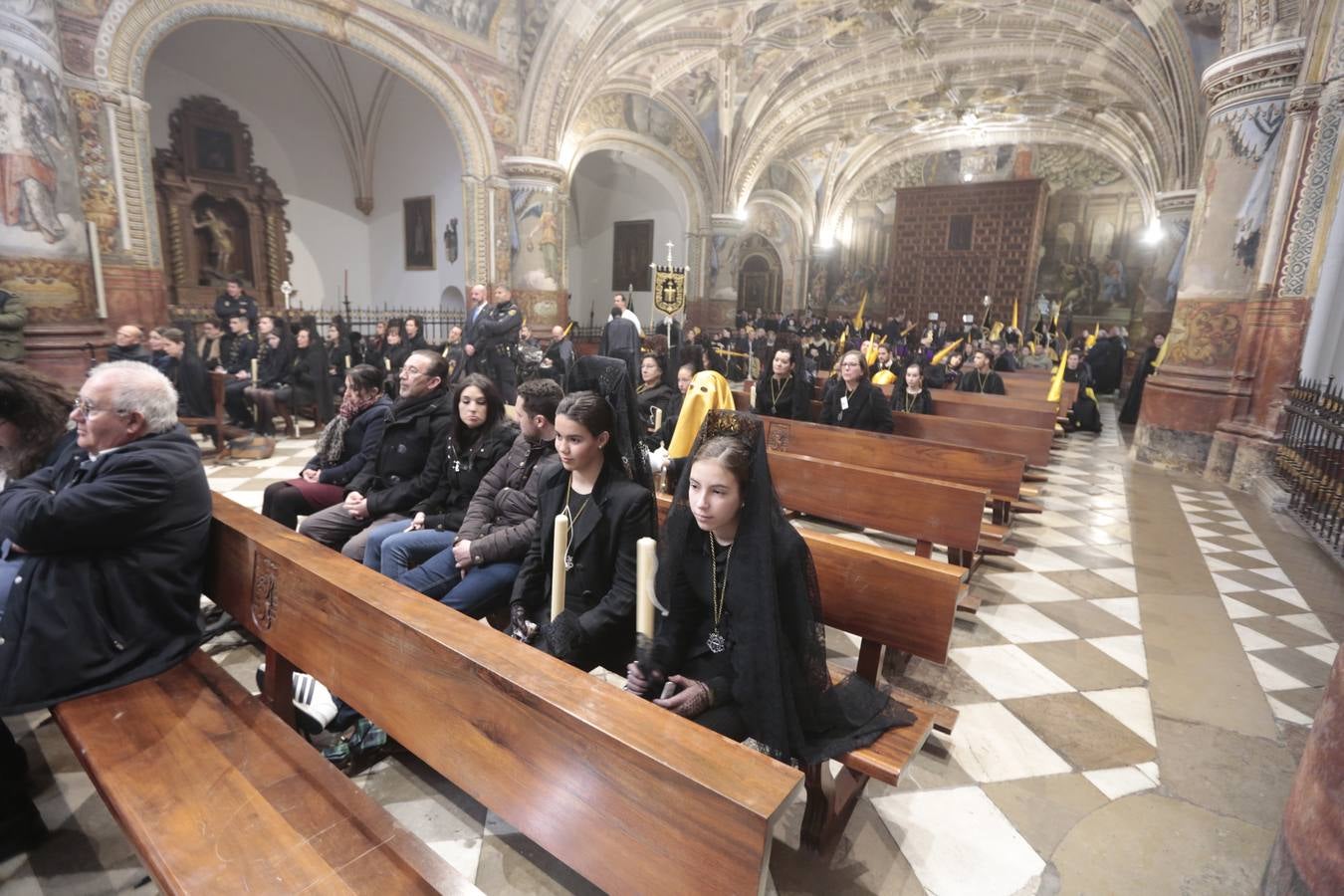 La hermandad de la Soledad de San Jerónimo, la que se conoce popularmente con el nombre de 'Las Chías', estrena este año un nuevo guión de la corporación, que ha sido bordado por Jesús Arco siguiendo el diseño realizado por Álvaro Abril Vela y que incorpora una pintura de Juan Díaz Losada.