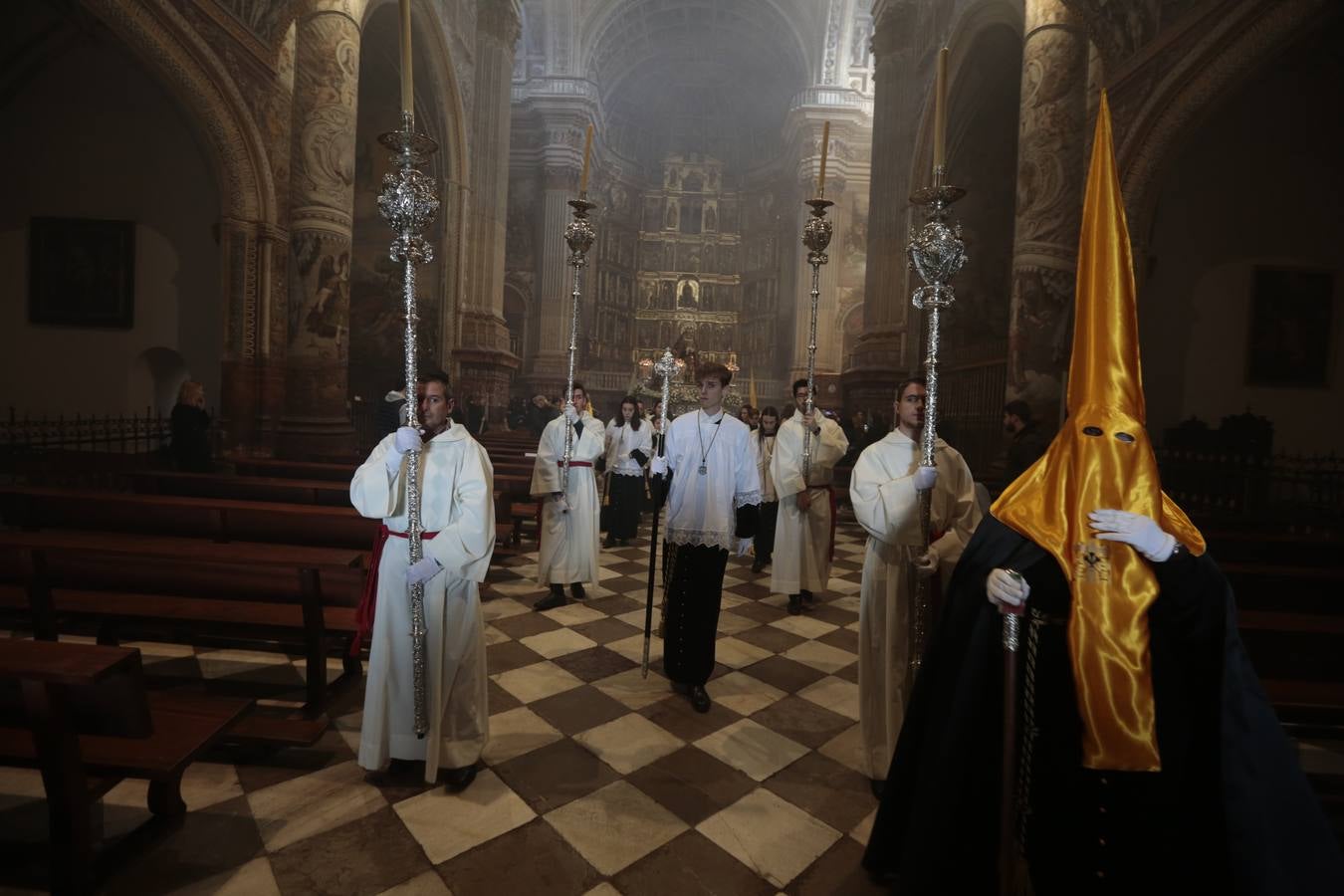 La hermandad de la Soledad de San Jerónimo, la que se conoce popularmente con el nombre de 'Las Chías', estrena este año un nuevo guión de la corporación, que ha sido bordado por Jesús Arco siguiendo el diseño realizado por Álvaro Abril Vela y que incorpora una pintura de Juan Díaz Losada.