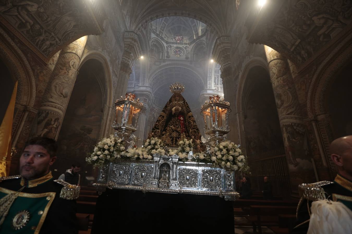 La hermandad de la Soledad de San Jerónimo, la que se conoce popularmente con el nombre de 'Las Chías', estrena este año un nuevo guión de la corporación, que ha sido bordado por Jesús Arco siguiendo el diseño realizado por Álvaro Abril Vela y que incorpora una pintura de Juan Díaz Losada.