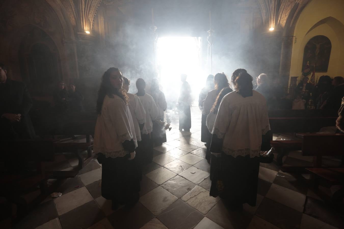 La hermandad de la Soledad de San Jerónimo, la que se conoce popularmente con el nombre de 'Las Chías', estrena este año un nuevo guión de la corporación, que ha sido bordado por Jesús Arco siguiendo el diseño realizado por Álvaro Abril Vela y que incorpora una pintura de Juan Díaz Losada.