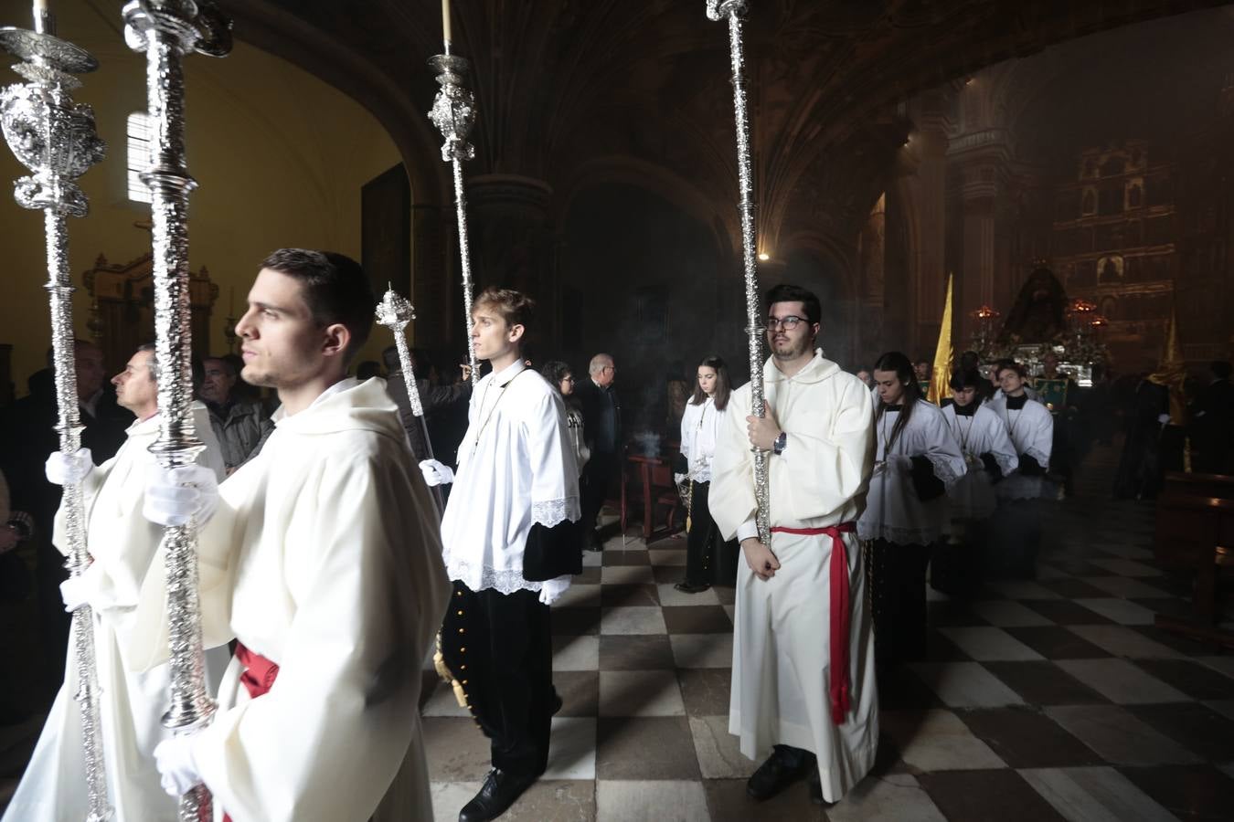 La hermandad de la Soledad de San Jerónimo, la que se conoce popularmente con el nombre de 'Las Chías', estrena este año un nuevo guión de la corporación, que ha sido bordado por Jesús Arco siguiendo el diseño realizado por Álvaro Abril Vela y que incorpora una pintura de Juan Díaz Losada.