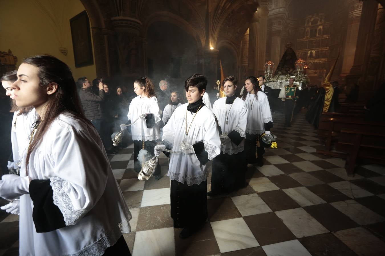 La hermandad de la Soledad de San Jerónimo, la que se conoce popularmente con el nombre de 'Las Chías', estrena este año un nuevo guión de la corporación, que ha sido bordado por Jesús Arco siguiendo el diseño realizado por Álvaro Abril Vela y que incorpora una pintura de Juan Díaz Losada.