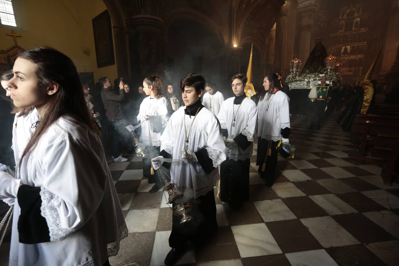 La hermandad de la Soledad de San Jerónimo, la que se conoce popularmente con el nombre de 'Las Chías', estrena este año un nuevo guión de la corporación, que ha sido bordado por Jesús Arco siguiendo el diseño realizado por Álvaro Abril Vela y que incorpora una pintura de Juan Díaz Losada.