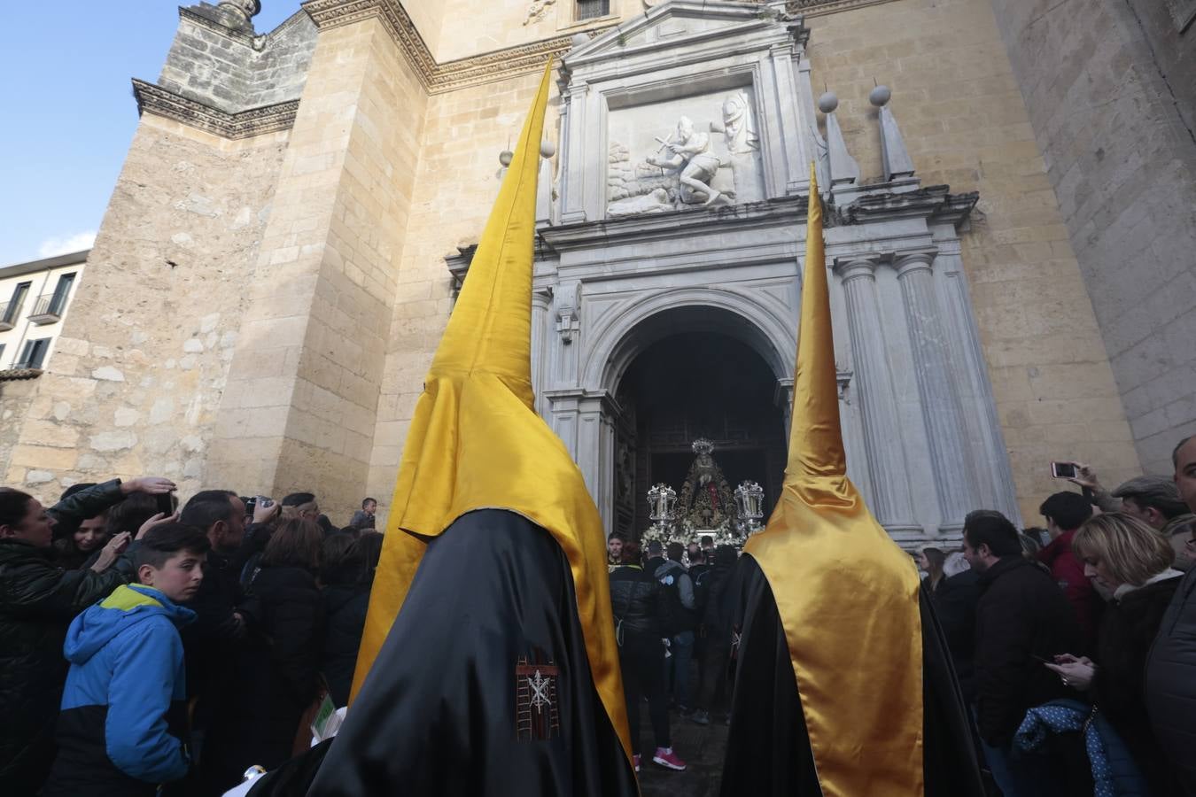 La hermandad de la Soledad de San Jerónimo, la que se conoce popularmente con el nombre de 'Las Chías', estrena este año un nuevo guión de la corporación, que ha sido bordado por Jesús Arco siguiendo el diseño realizado por Álvaro Abril Vela y que incorpora una pintura de Juan Díaz Losada.