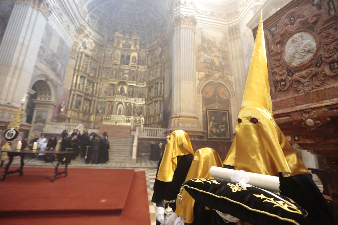 La hermandad de la Soledad de San Jerónimo, la que se conoce popularmente con el nombre de 'Las Chías', estrena este año un nuevo guión de la corporación, que ha sido bordado por Jesús Arco siguiendo el diseño realizado por Álvaro Abril Vela y que incorpora una pintura de Juan Díaz Losada.