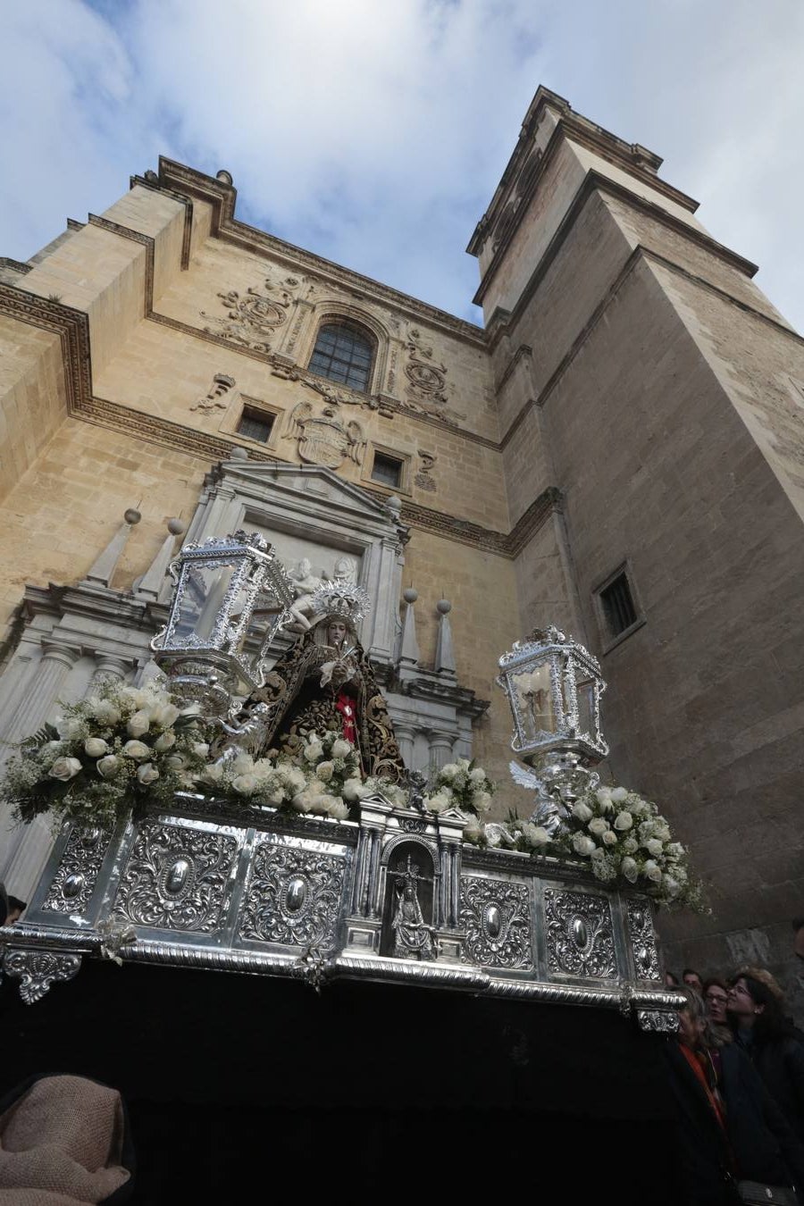 La hermandad de la Soledad de San Jerónimo, la que se conoce popularmente con el nombre de 'Las Chías', estrena este año un nuevo guión de la corporación, que ha sido bordado por Jesús Arco siguiendo el diseño realizado por Álvaro Abril Vela y que incorpora una pintura de Juan Díaz Losada.