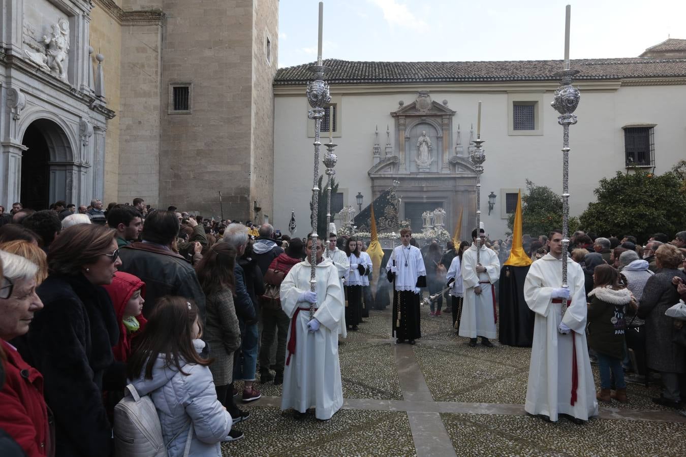 La hermandad de la Soledad de San Jerónimo, la que se conoce popularmente con el nombre de 'Las Chías', estrena este año un nuevo guión de la corporación, que ha sido bordado por Jesús Arco siguiendo el diseño realizado por Álvaro Abril Vela y que incorpora una pintura de Juan Díaz Losada.