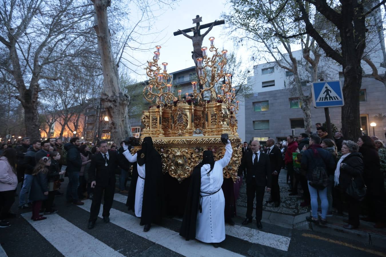 La cofradía del templo de San José de Calasanz estrena nuevo llamador para el paso de Cristo, realizado por Alberto Quiros, así como otro nuevo llamador para el paso de palio, una nueva parihuela en madera para el paso de Cristo y corona de espinas para el Señor, realizada por Antonio Hernández.