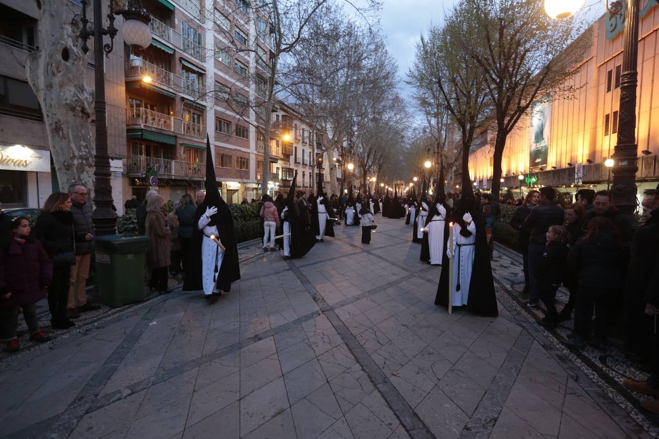 La cofradía del templo de San José de Calasanz estrena nuevo llamador para el paso de Cristo, realizado por Alberto Quiros, así como otro nuevo llamador para el paso de palio, una nueva parihuela en madera para el paso de Cristo y corona de espinas para el Señor, realizada por Antonio Hernández.