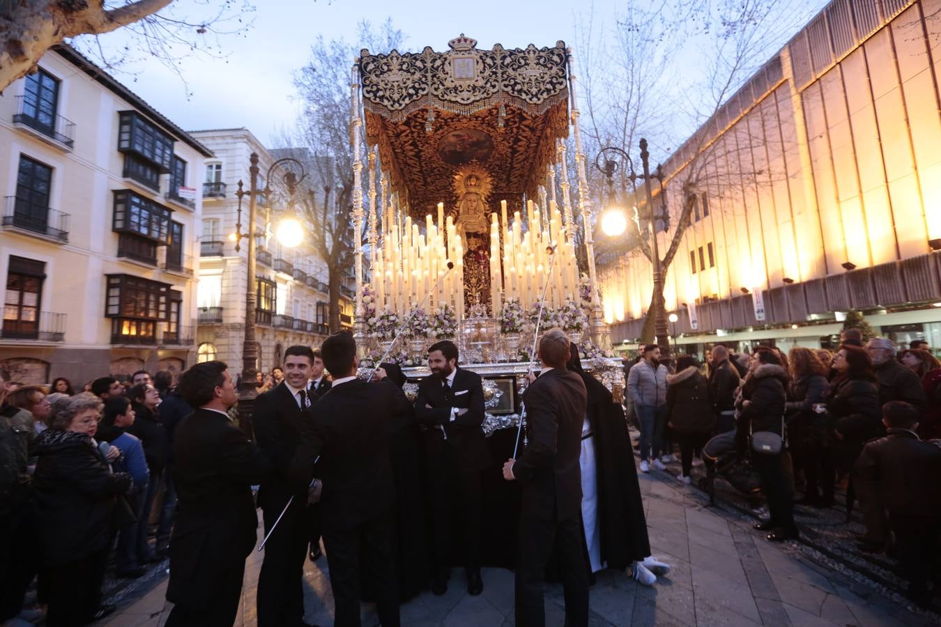 La cofradía del templo de San José de Calasanz estrena nuevo llamador para el paso de Cristo, realizado por Alberto Quiros, así como otro nuevo llamador para el paso de palio, una nueva parihuela en madera para el paso de Cristo y corona de espinas para el Señor, realizada por Antonio Hernández.