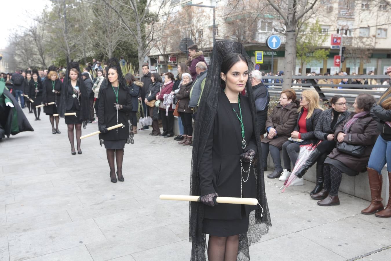 Este Viernes Santo ha vuelto la Legión a Granada. El Cristo de la Buena Muerte ha salido a las calles escoltado por una Escuadra de Gastadores de La Legión. En concreto, las unidades que se han desplazado hasta Granada pertenecen a la Brigada Rey Alfonso XIII II de la Legión con sede en Viator (Almería)