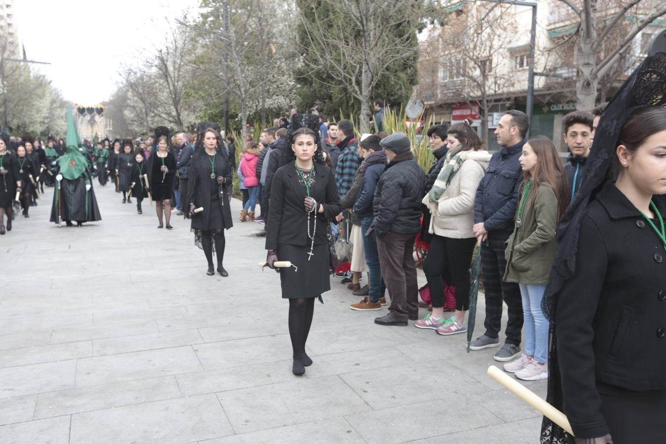 Este Viernes Santo ha vuelto la Legión a Granada. El Cristo de la Buena Muerte ha salido a las calles escoltado por una Escuadra de Gastadores de La Legión. En concreto, las unidades que se han desplazado hasta Granada pertenecen a la Brigada Rey Alfonso XIII II de la Legión con sede en Viator (Almería)