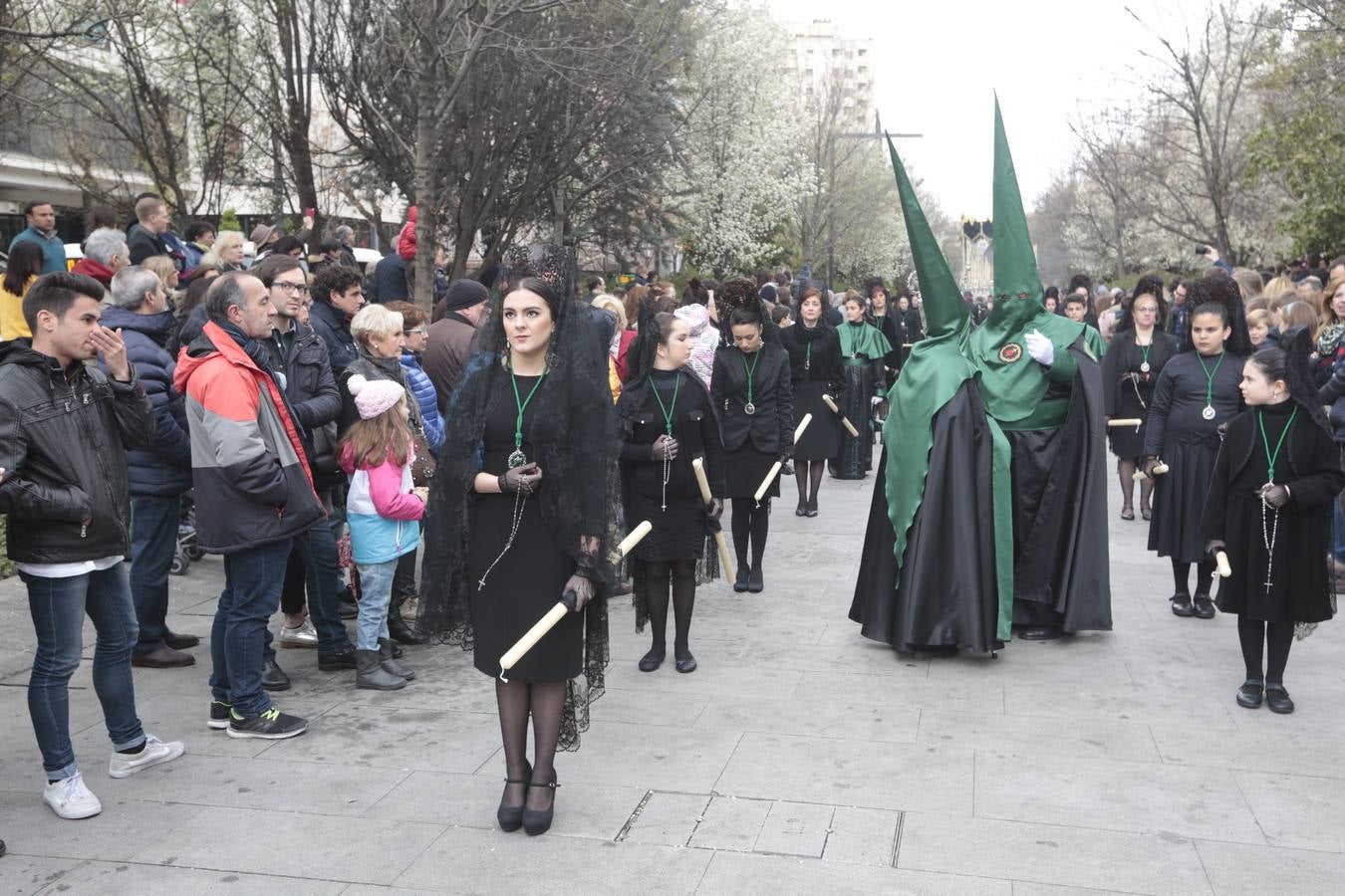 Este Viernes Santo ha vuelto la Legión a Granada. El Cristo de la Buena Muerte ha salido a las calles escoltado por una Escuadra de Gastadores de La Legión. En concreto, las unidades que se han desplazado hasta Granada pertenecen a la Brigada Rey Alfonso XIII II de la Legión con sede en Viator (Almería)